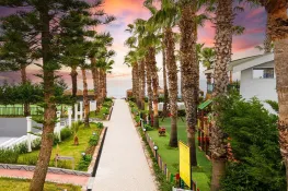 HOLIDAY PARK RESORT Pools & Beach
