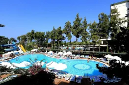 HOLIDAY PARK RESORT Pools & Beach
