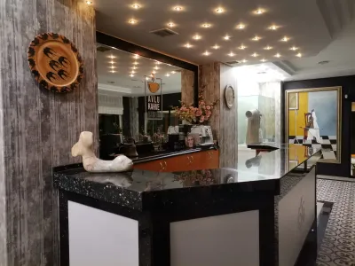 IRIS HOTEL AND SPA Bars