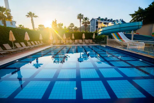 JULIAN CLUB HOTEL Pools & Beach