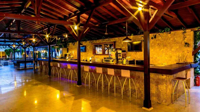 JULIAN CLUB HOTEL Bars