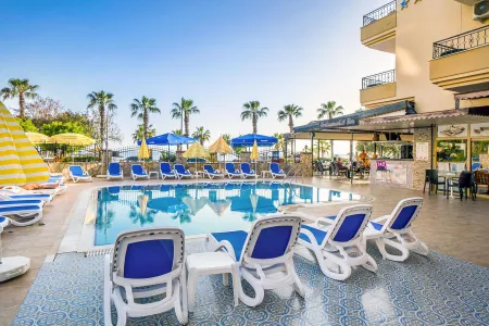 KLEOPATRA ROYAL PALM Pools & Beach