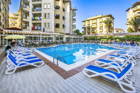 KLEOPATRA ROYAL PALM Pools & Beach