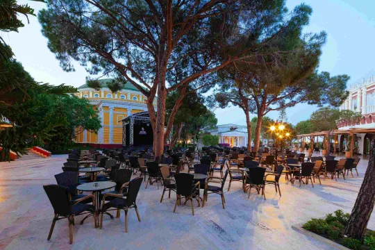 KREMLIN PALACE Restaurants