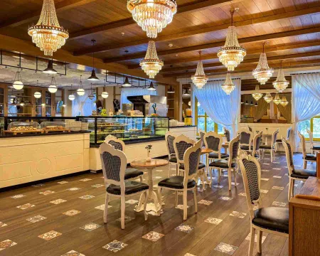 KREMLIN PALACE Restaurants