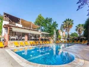 KRISS HOTEL Pools & Beach