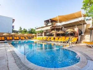 KRISS HOTEL Pools & Beach