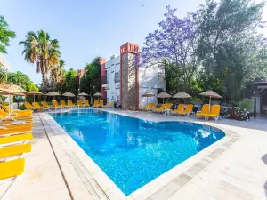 KRISS HOTEL Pools & Beach