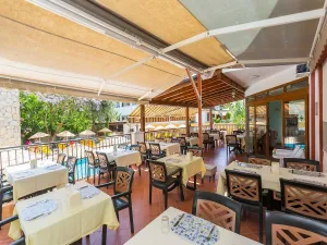KRISS HOTEL Restaurants