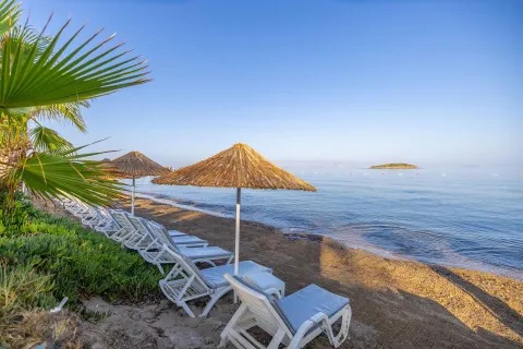 LADONIA HOTELS LUNA BEACH RESORT Pools & Beach