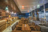 LAGOMANDRA BEACH Bars