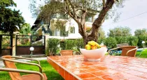 LEMON GARDEN VILLA Bars