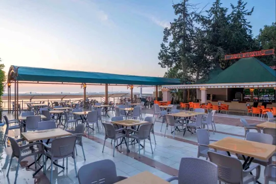 LIMS BONA DEA BEACH HOTEL Restaurants