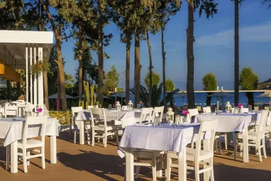 LIV HOTEL BY BELLAZURE Restaurants