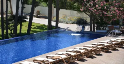 LIV HOTEL BY BELLAZURE Pools & Beach