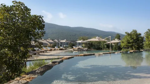 LUJO ART - JOY Pools & Beach