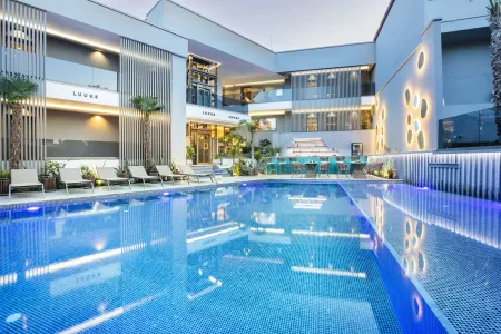 LUUKS LUXURY ACCOMMODATION Pools & Beach