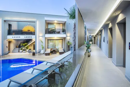 LUUKS LUXURY ACCOMMODATION Pools & Beach