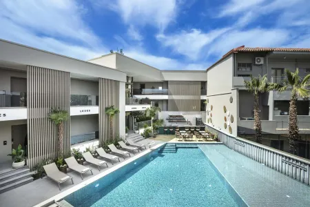 LUUKS LUXURY ACCOMMODATION Pools & Beach