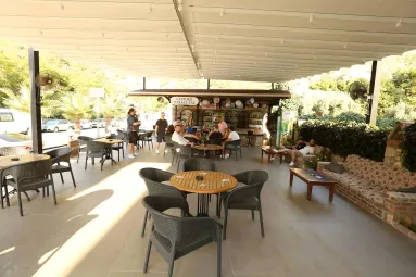 MAVRUKA HOTEL Restaurants