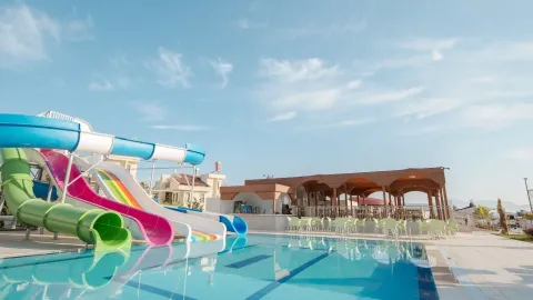 MAYA WORLD PARK Pools & Beach