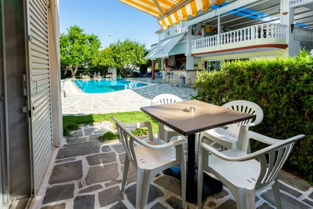 MELISSA GOLD COAST HOTEL Pools & Beach