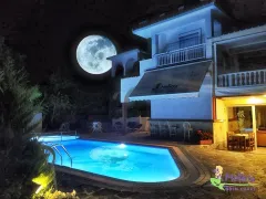 MELISSA GOLD COAST HOTEL Pools & Beach