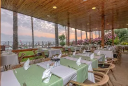 MERYAN HOTEL Restaurants