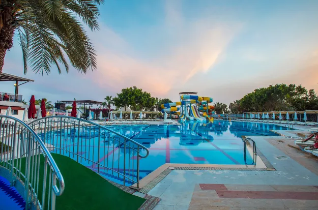 MIRA MERIDIA BEACH HOTEL Pools & Beach