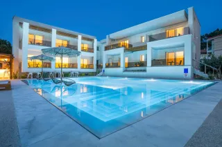 MIRABLUE LUXURY RESIDENCES Pools & Beach
