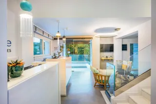 MIRABLUE LUXURY RESIDENCES Lobby