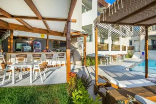 MIRABLUE LUXURY RESIDENCES Bars