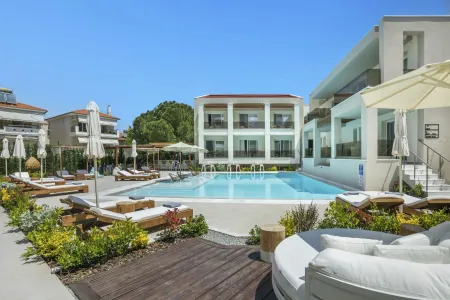 MIRABLUE LUXURY RESIDENCES Pools & Beach