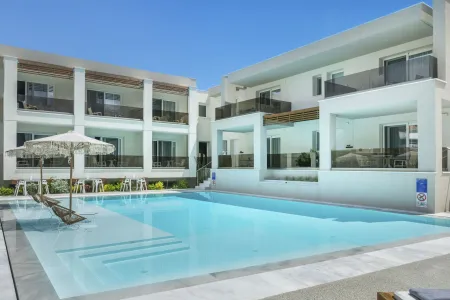 MIRABLUE LUXURY RESIDENCES Pools & Beach