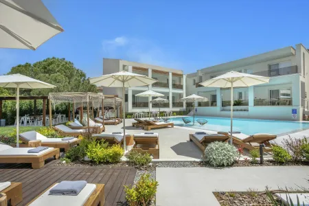MIRABLUE LUXURY RESIDENCES Pools & Beach