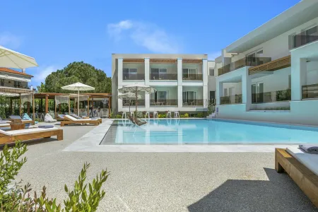 MIRABLUE LUXURY RESIDENCES Pools & Beach