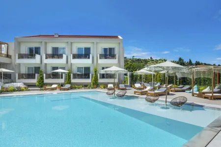 MIRABLUE LUXURY RESIDENCES Pools & Beach