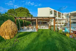 MIRABLUE LUXURY RESIDENCES Bars