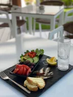 MIRABLUE LUXURY RESIDENCES Restaurants