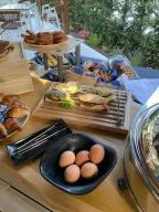 MIRABLUE LUXURY RESIDENCES Restaurants