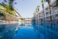 MIRAGE WORLD HOTEL Pools & Beach
