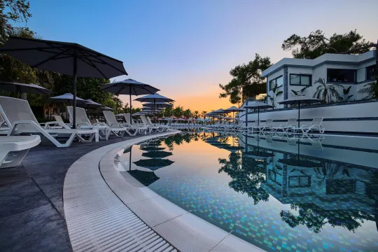 MOVENPICK HOTELS - RESORTS TEKIROVA Pools & Beach