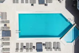 MR CRANE HOTEL Pools & Beach