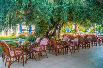 NAGI BEACH HOTEL Restaurants