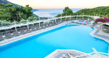 NICHOLAS PARK HOTEL Pools & Beach