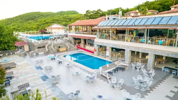 NICHOLAS PARK HOTEL Pools & Beach
