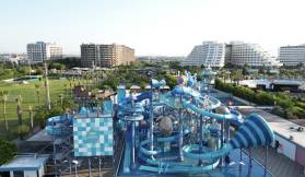 NIRVANA COSMOPOLITAN Pools & Beach