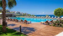 ON LIVE HOTEL Pools & Beach