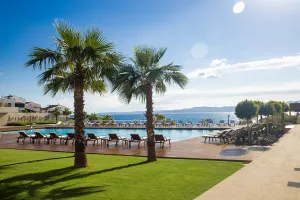 ON LIVE HOTEL Pools & Beach
