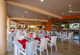 PALMERAS BEACH HOTEL Restaurants
